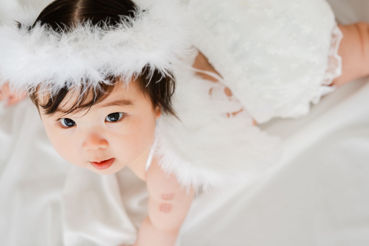 白い衣装の赤ちゃんのアップ写真