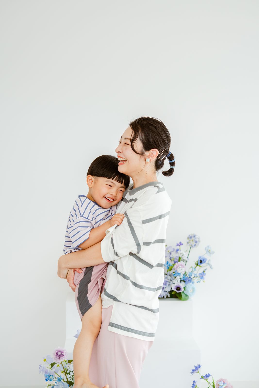 男の子を抱きしめて笑うお母さんの写真