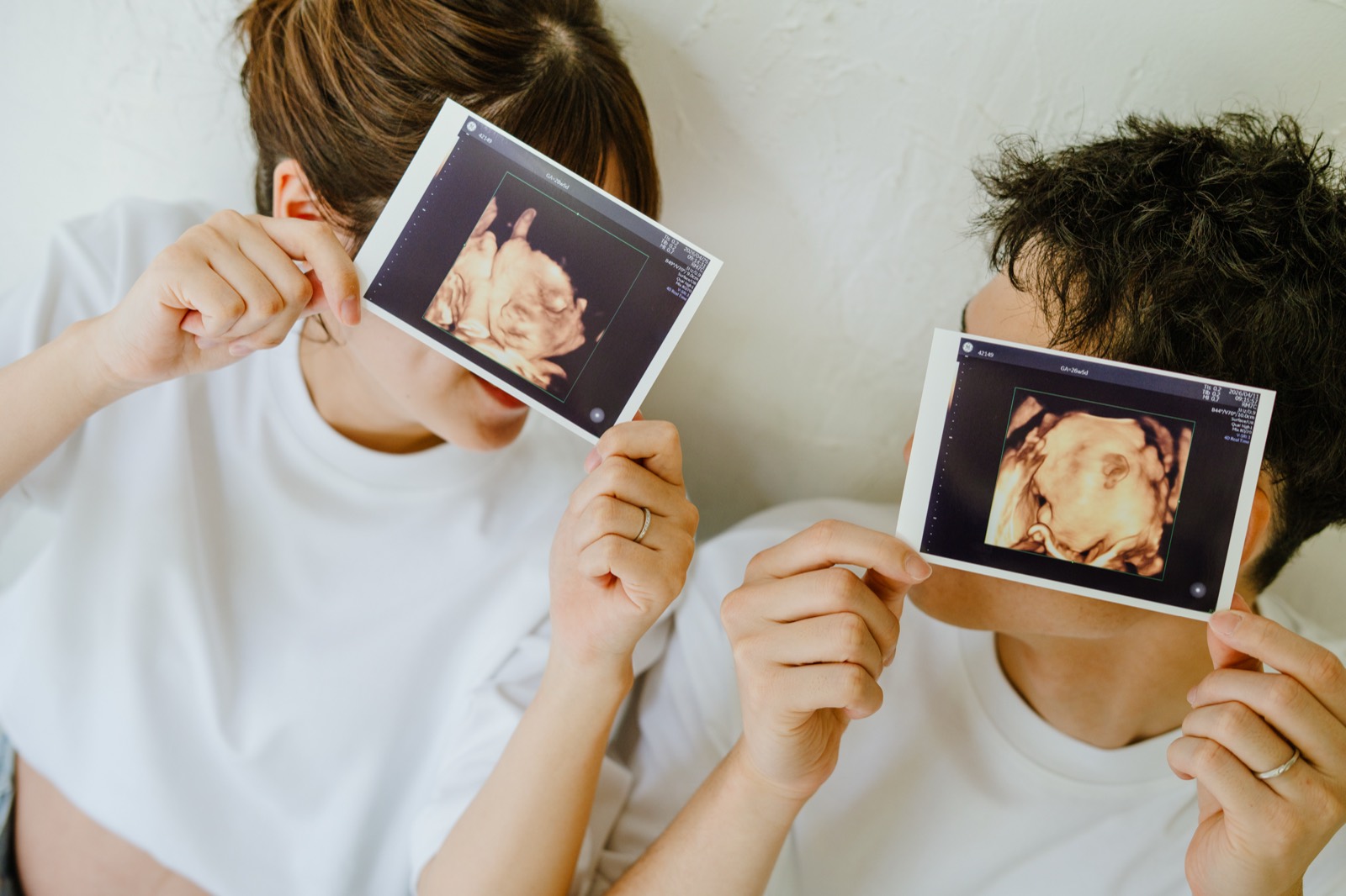 エコー写真を持つご夫婦のマタニティ写真