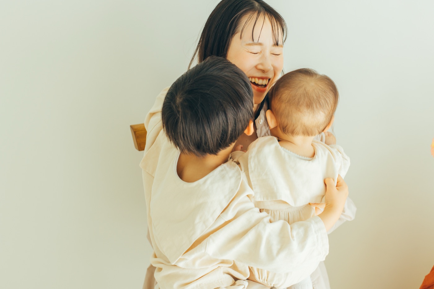 子どもたちを笑顔で抱きしめるkaede.