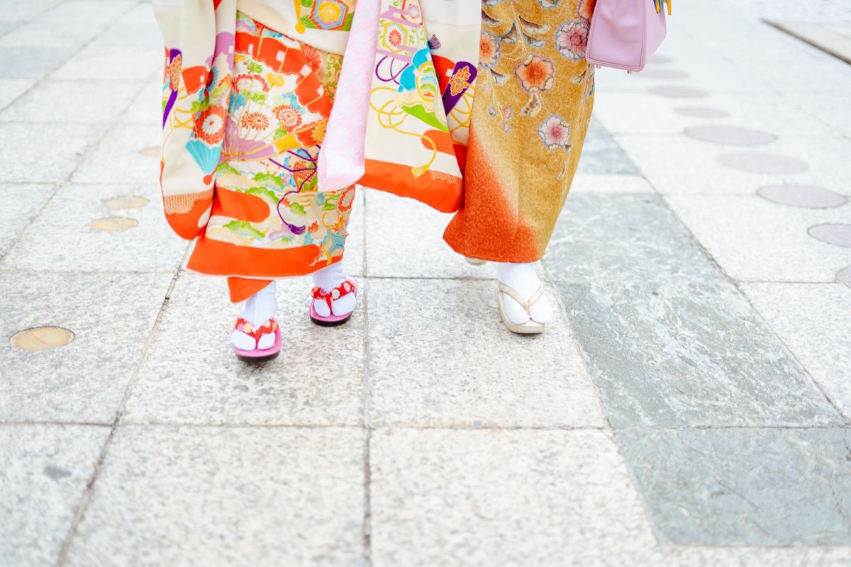 七五三の着物姿の足元の写真