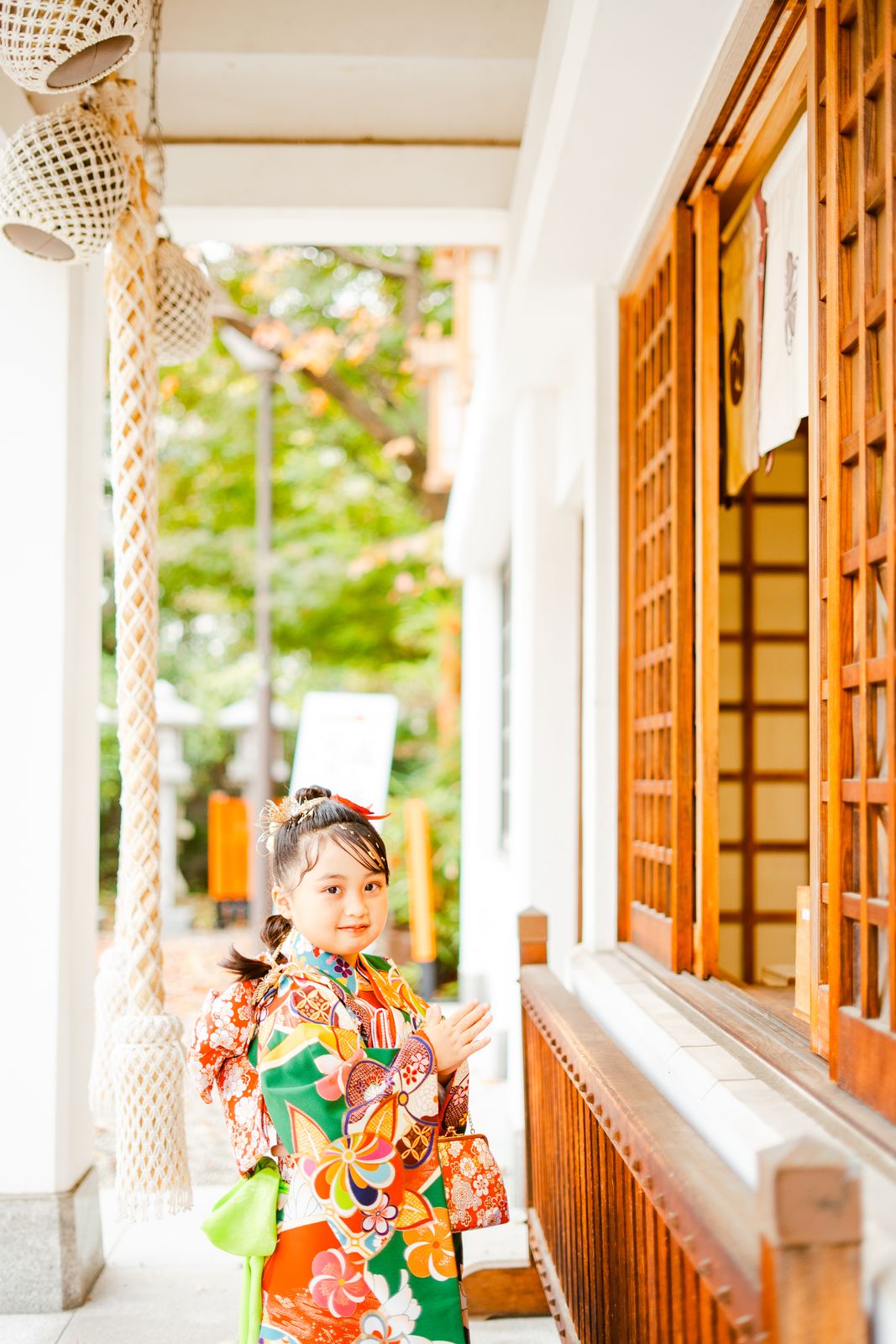 神社の縁側に立つ七五三の女の子の写真