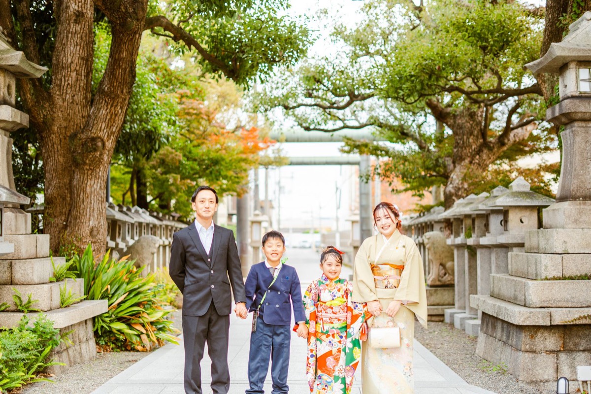 参道に並ぶ七五三のご家族の写真